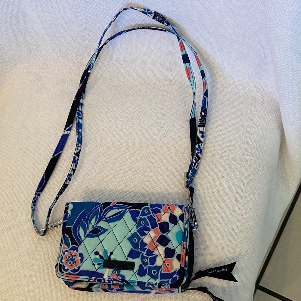 🦩Vera Bradley Multicolor Floral Crossbody Bag🦩